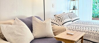 Charming Studio in Great Location, under 10 minutes to beach, downtown, airport