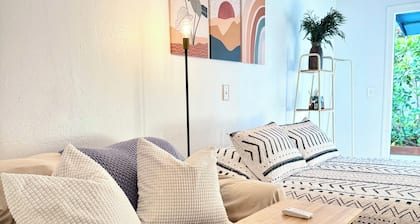 Charming Studio in Great Location, under 10 minutes to beach, downtown, airport