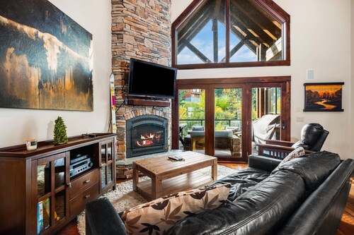 Schweitzer Resort Stay | Deck, Hot Tub & Stunning Views