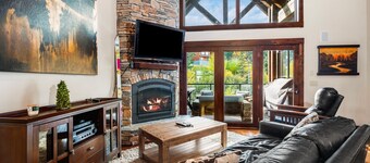 Schweitzer Resort Stay | Deck, Hot Tub & Stunning Views