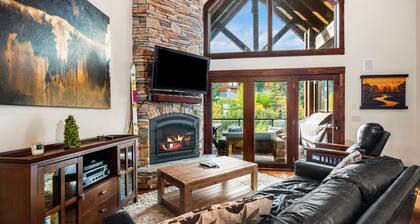 Schweitzer Resort Stay | Deck, Hot Tub & Stunning Views