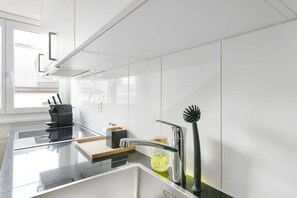 Réfrigérateur, un four, surface de cuisson, lave-vaisselle