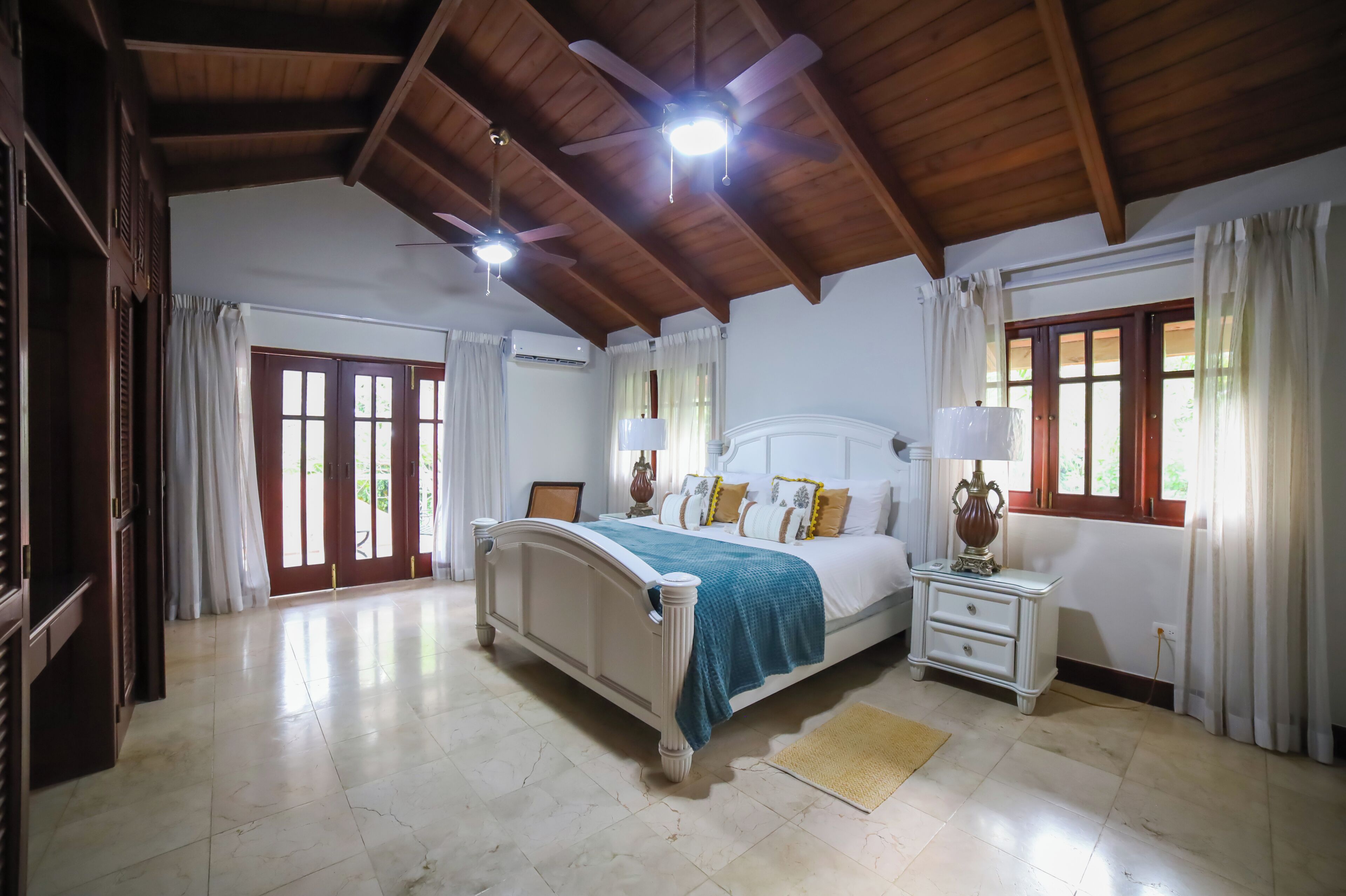 4 bedrooms, iron/ironing board, WiFi, bed sheets