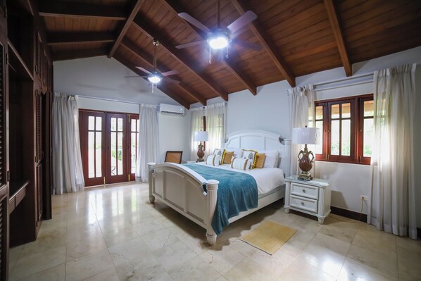 4 bedrooms, iron/ironing board, WiFi, bed sheets