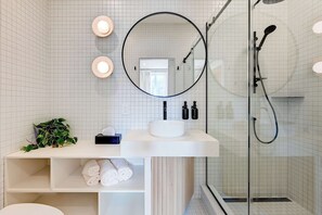 Regadera, secadora de cabello, toallas, shampoo 