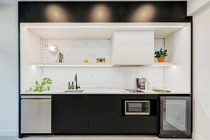 Kühlschrank, Mikrowelle, Herdplatte, Geschirrspüler