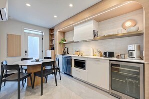 Kjøleskap, mikrobølgeovn, kokeplater og oppvaskmaskin