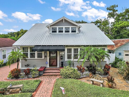 "The Hanscom House" 8 MIN walk to DT!