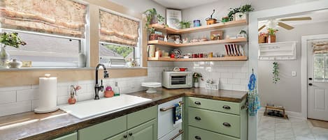 Frigorifero, microonde, forno, piano cottura