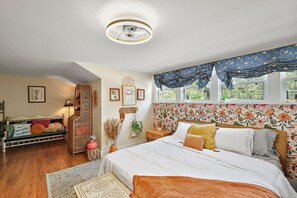 4 bedrooms, iron/ironing board, WiFi, bed sheets - "The Hanscom House" 8 MIN walk to DT! (Mount Dora)