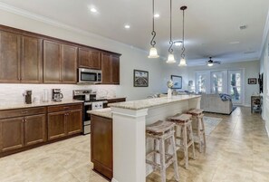 Jääkaappi, mikroaaltouuni, astianpesukone, tehosekoitin