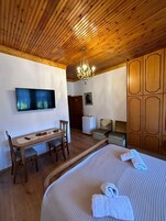 Quarto casal premium, 1 cama King, banheiro privativo, vista para a cidade | Roupas de cama antialérgicas, edredons de pluma
