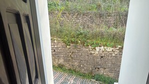 Un escalier en pierre menant à un mur de briques.