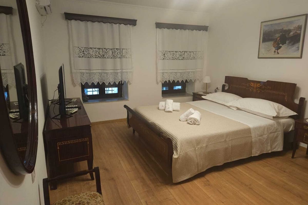 Familiekamer, meerdere bedden, kitchenette, uitzicht op binnenplaats | Hypoallergeen beddengoed, donzen dekbedden, individueel gemeubileerd