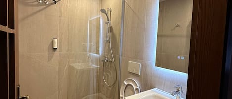 Chambre Confort double ou avec lits jumeaux, 2 lits jumeaux, salle de bain privée, vue sur la ville | Salle de bain | Douche, serviettes fournies, savon, shampooing