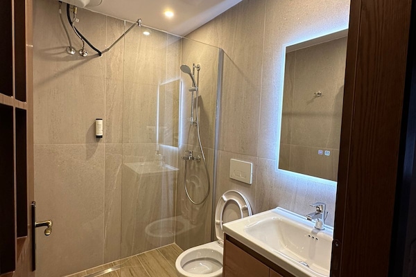 Comfort-Doppel- oder -Zweibettzimmer, 2 Einzelbetten, eigenes Bad, Stadtblick | Badezimmer | Dusche, Handtücher, Seife, Shampoo