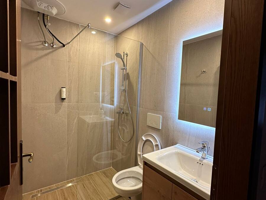 Quarto casal ou duplo conforto, 2 camas de solteiro, banheiro privativo, vista para a cidade | Banheiro | Chuveiro, toalhas de banho, sabonete, shampoo