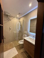 Ducha, toallas, jabón, shampoo