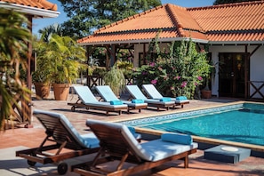 Außenpool, geöffnet von 08:00 Uhr bis 21:00 Uhr, Sonnenschirme