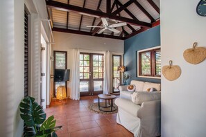 Luxury-Bungalow | Wohnbereich | Flachbildfernseher