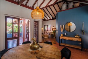 Deluxe-Villa | Essbereich im Zimmer