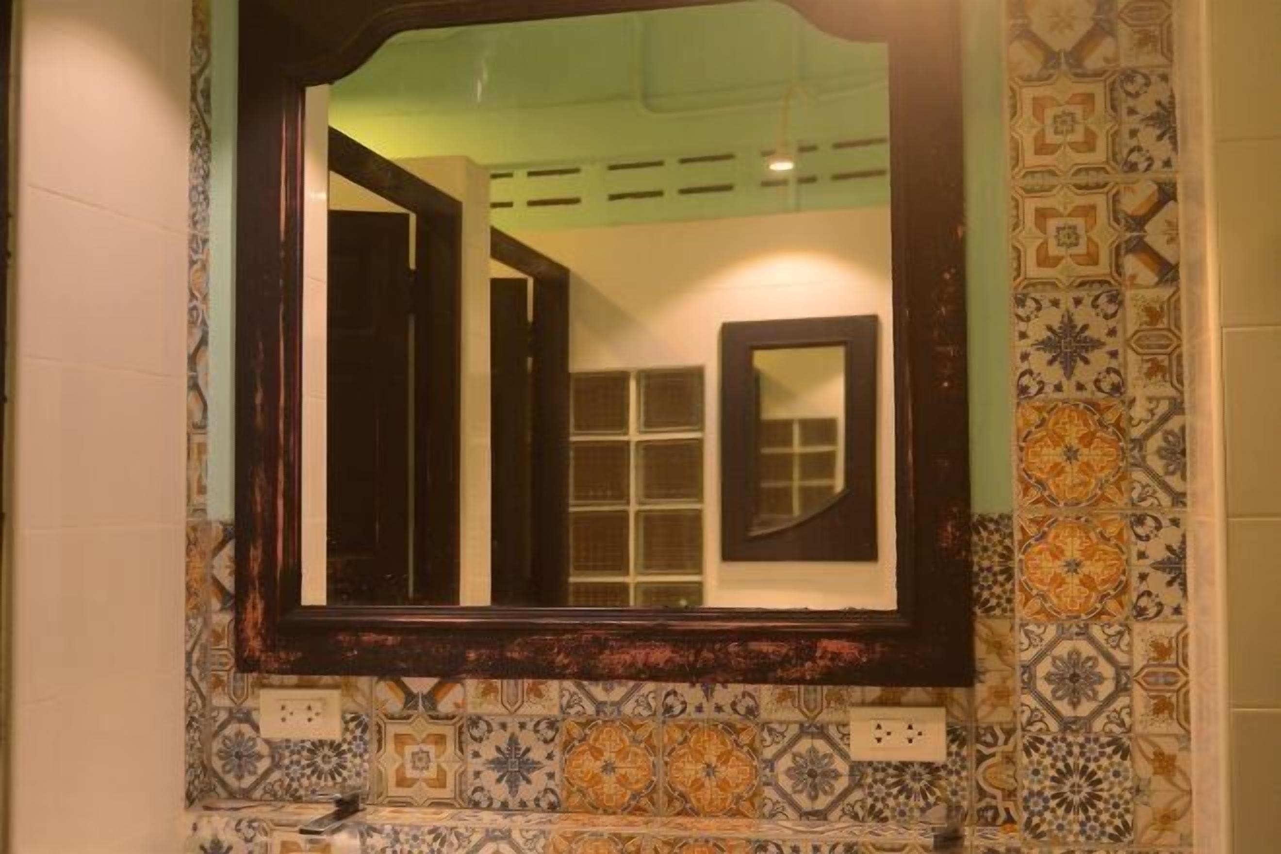 Douche, articles de toilette gratuits, sèche-cheveux