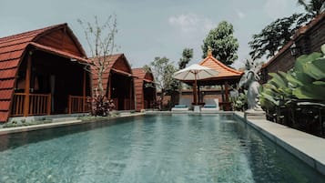 Una piscina al aire libre