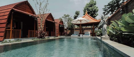 Una piscina al aire libre
