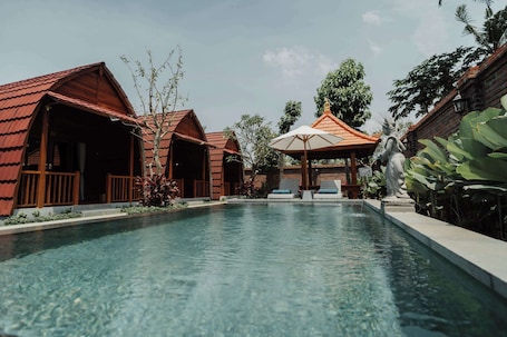Una piscina al aire libre