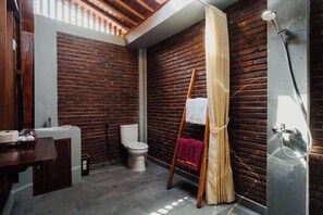 Deluxe Room, Garden View | Bathroom | Shower, free toiletries, towels, soap - Maha Villa Kelating (Tabanan)