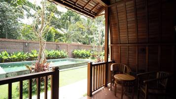 Deluxe Room, Garden View | Balcony