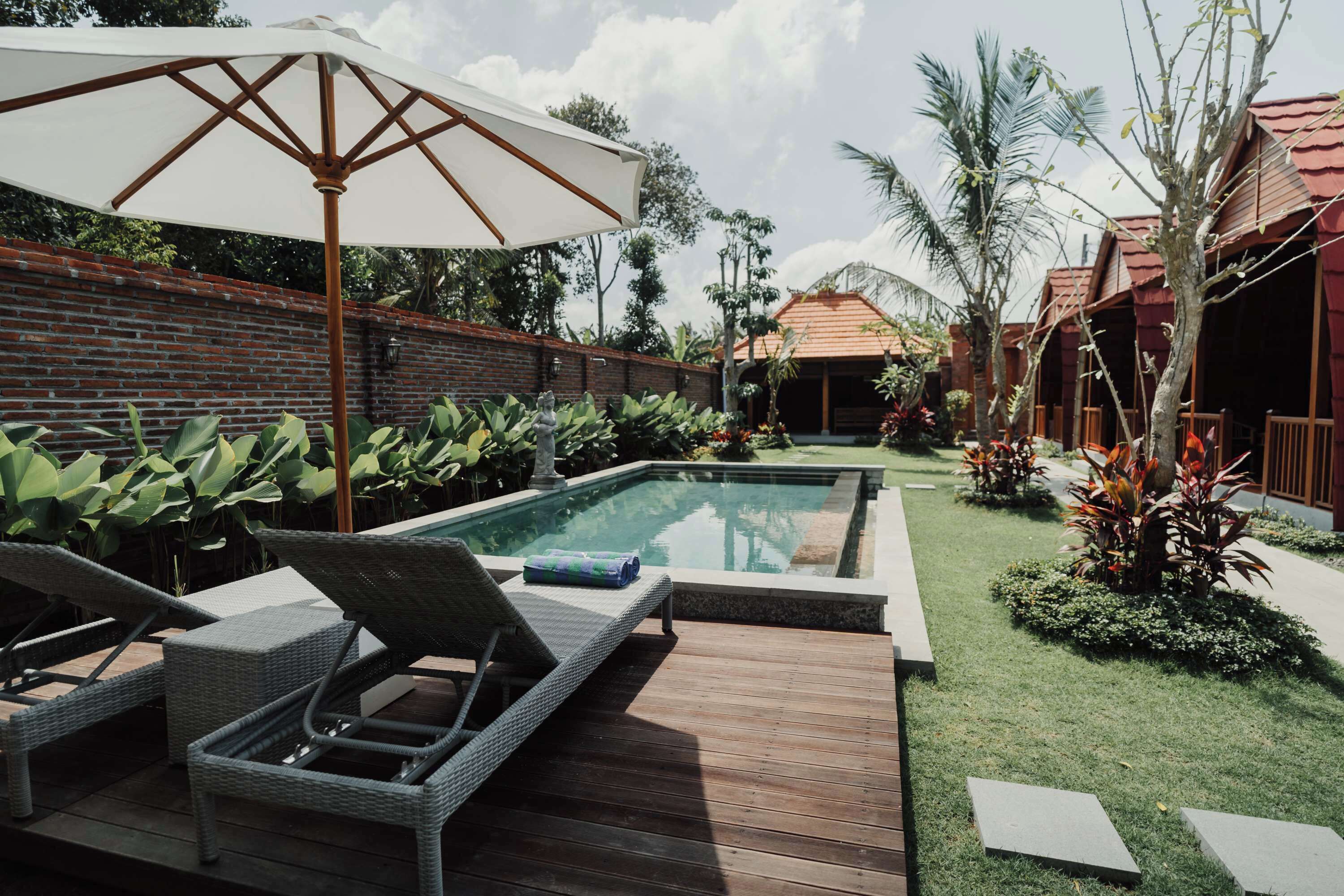 Una piscina al aire libre