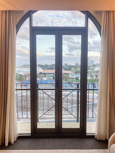 Jolimont Views - Centrally located top floor apt overlooking MCG/Rod Laver
