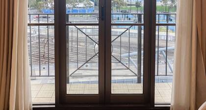 Jolimont Views - Centrally located top floor apt overlooking MCG/Rod Laver