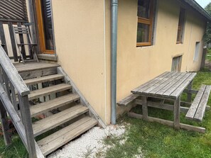 Outdoor dining - self-catering cottage (Belleroche)