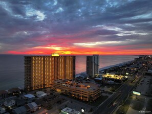 Un grand hôtel à plusieurs étages, doté d’un parking souterrain, qui offre une vue sur la côte et permet d’admirer le coucher du soleil.