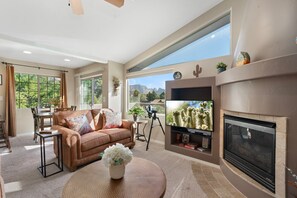 Een smart-tv, een open haard, een dvd-speler en een printer