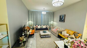Living area - Cozy 2-bedroom apartment in beautiful Dubai with WiFi, AC (دبي)