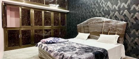 Royal Room | Premium bedding, pillowtop beds, soundproofing, free WiFi