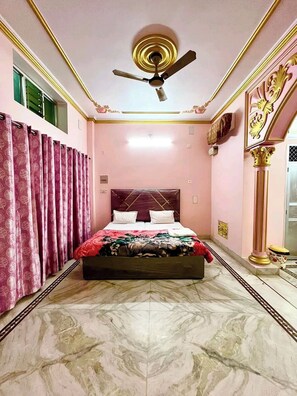 Royal Room | Premium bedding, pillowtop beds, soundproofing, free WiFi - Trilok Residency  (Varanasi)