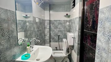 Luxury Double Room | Bathroom | Shower, free toiletries, hair dryer, slippers