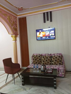 Royal Room | In-room dining