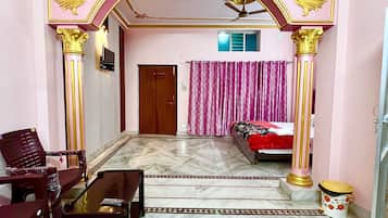 Habitación Royal | Área de sala de estar | Televisión LED de 32 pulgadas con canales digitales