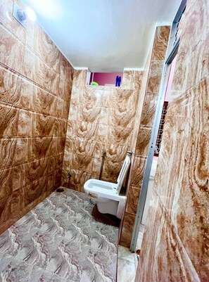 Royal Room | Bathroom | Shower, hair dryer, slippers, towels