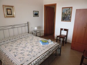 1 dormitori, planxa i posts de planxar, wifi gratuïta i roba de llit