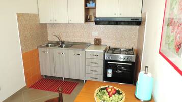 Refrigerador, horno, parrilla de estufa y cafetera y tetera