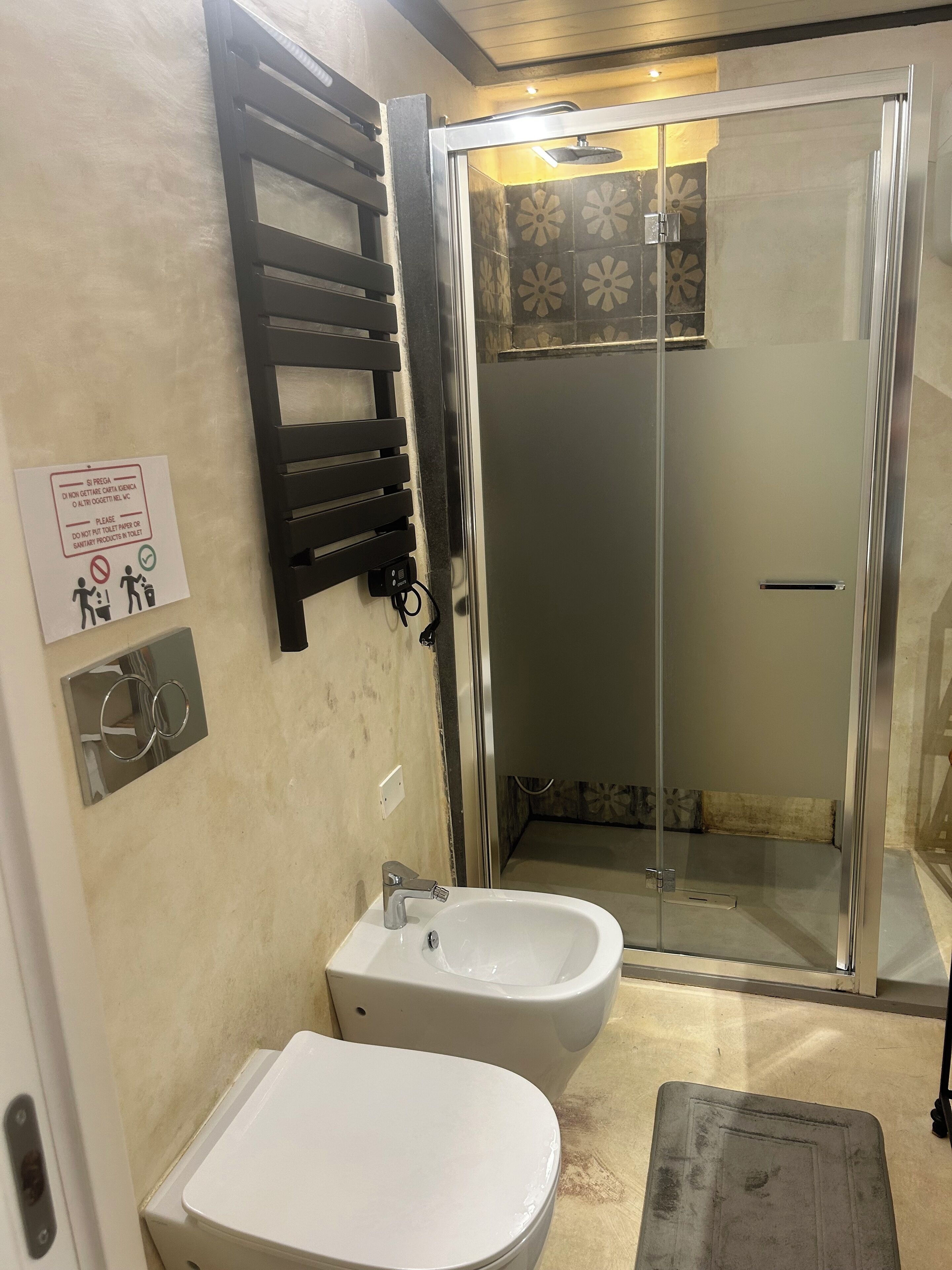 Hårføner, håndklær, såpe og sjampo