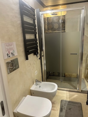 Hårføner, håndklær, såpe og sjampo