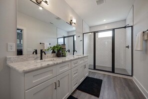 Shower, hair dryer, towels - Speed of Sound #2–Rooftop Deck–Sleeps 8 (Nashville)