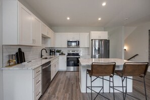 電子レンジ、コンロ、食器洗い機、コーヒー / ティーメーカー